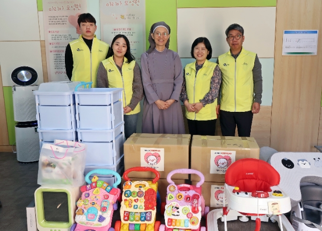 지난 8일 부산 마리아 모성원에서 박정희 캠코 기금관리처장(오른쪽에서 두 번째)과 이태희 모성원 원장(가운데)이 관계자들과 기념 촬영을 하고 있다. / 사진=캠코 제공