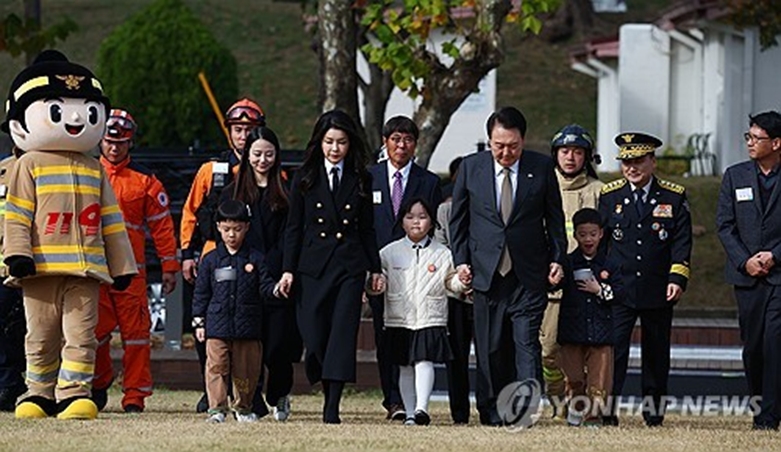 순직 소방관 자녀 손 잡고 입장하는 윤석열 대통령 내외(사진=연합)