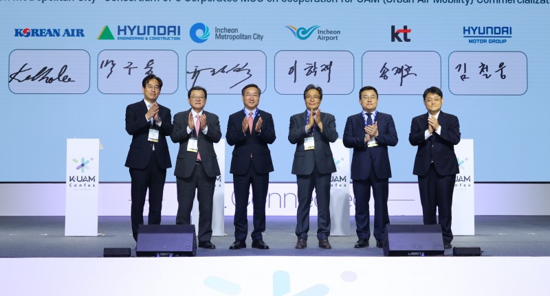 (오른쪽부터) 김철웅 현대자동차 AAM본부 상무, 송재호 KT 부사장, 이학재 인천국제공항공사 사장, 유정복 인천광역시장, 박구용 현대건설 전무, 이길호 대한항공 상무가 기념 촬영을 하고 있다. / 사진=현대차 제공