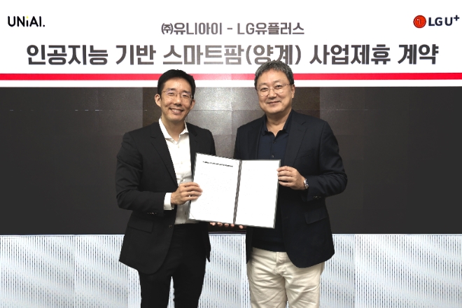 LG유플러스는 인공지능 기반 양계 스마트팜 기술을 보유한 ‘유니아이’와 사업제휴를 체결하고 스마트양계 사업을 본격화한다고 9일 밝혔다. 사진은 (우측)LG유플러스 임장혁 기업신사업그룹장과 유니아이 백승환 대표가 기념촬영을 하는 모습. (사진 = LG유플러스 제공)