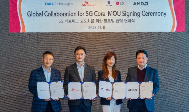SK텔레콤(SKT)은 에릭슨엘지, 델 테크놀로지스, AMD와 함께 ‘5G 코어 시스템 고도화’를 위한 글로벌 협력 체계를 구축했다고 9일 밝혔다. 사진은 협약식에 참가한 (좌측부터)고상봉 델 테크놀로지스 telco 비즈니스그룹 CE(전무), 이종훈 SKT 인프라 엔지니어링 담당(부사장), 조인숙 에릭슨엘지 클라우드 소프트웨어 및 서비스 담당(상무), 이재형 AMD 커머셜 대표(상무)가 기념촬영을 하는 모습. (사진 = SKT 제공)