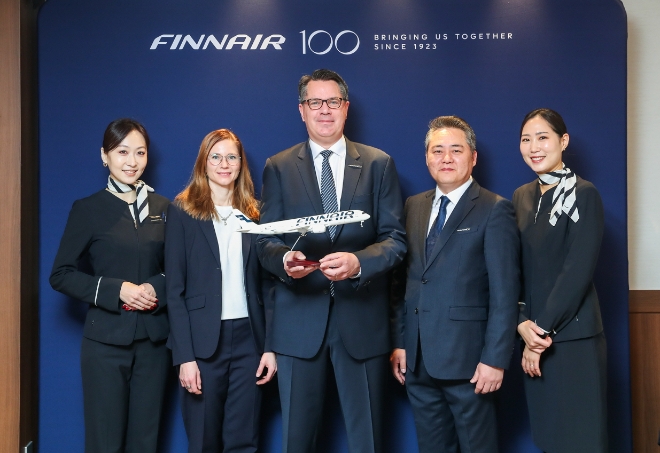 핀에어는 창립 100주년을 맞아 개최한 기자간담회에서 올해 탑승객 1000만 명 돌파가 임박했다고 9일 밝혔다. 사진은 (좌측에서 두번째부터)옌니 수오멜라 글로벌 세일즈 & 채널 운영 부문 부사장, 올레 오버 상용 부문 수석 부사장, 김동환 한국 지사장이 기자간담회에서 기념촬영을 하는 모습. (사진 = 핀에어 제공)