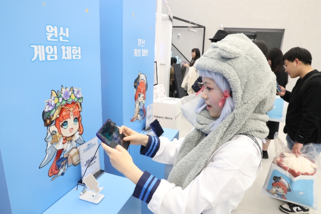 삼성전자는 삼성 강남에서 ‘갤럭시로 즐기는 원신 프리미엄 라운지’를 운영한다고 9일 밝혔다. 사진은 지난 8일 삼성 강남 '원신 프리미엄 라운지'에서 '갤럭시 Z 폴드5'로 원신 게임을 플레이하는 고객의 모습. (사진 = 삼성전자 제공)