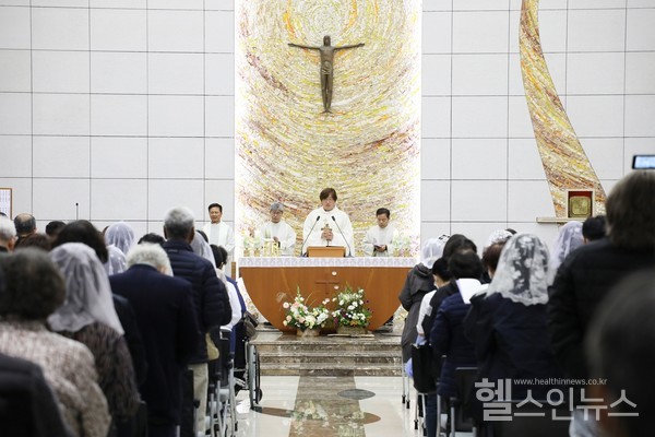 가톨릭대학교의과대학이11월3일(금),천주교서울대교구용인공원묘원내김수환스테파노추기경기념경당에서시신기증자들을위한위령미사를봉헌했다