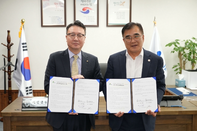 10일 충청남도 서천군 청사에서 열린‘서천군-KB국민카드 업무협약 체결식’에서 KB국민카드 이호준 상무(왼쪽)와 김기웅 서천군수(오른쪽)가 기념촬영하고 있다. / 사진=KB국민카드 제공