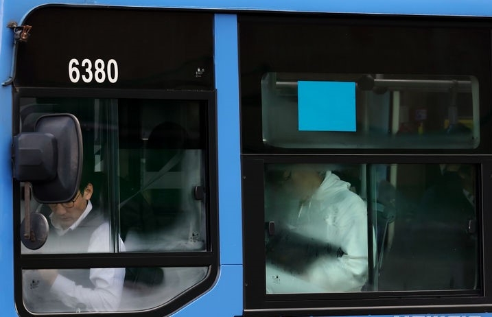 기온이 큰 폭으로 떨어지면서 초겨울 추위가 시작된 지난 7일 서울 종로구 광화문네거리를 지나는 버스에 김이 서려있다.