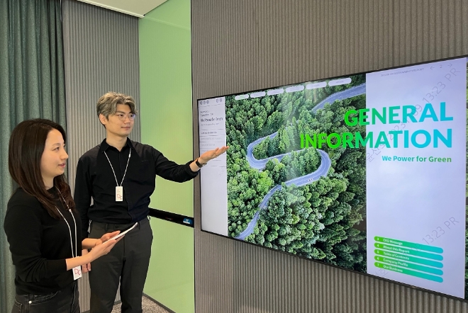 SK온 구성원들이 서울 종로구 종로타워빌딩에서 자사가 발간한 ‘2022 SK온 지속가능보고서’를 살펴보고 있다. / 사진=SK온 제공