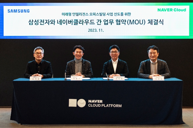 삼성전자와 네이버클라우드가 서울시 강남구 'Ncloud Space'에서 국내외 미래형 인텔리전스 오피스빌딩 사업 성장 가속화를 위한 업무협약(MOU)를 체결했다. 사진1 왼쪽부터 삼성전자 김지훈 상무, 강봉구 부사장, 네이버클라우드 김유원 대표, 한상영 상무 / 사진=삼성전자 제공
