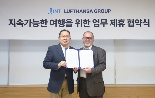 인터파크트리플 X 루프트한자 그룹 항공사 지속가능한 여행 위한 협약식 기념 촬영을 하고 있다. / 사진=인터파크트리플 제공