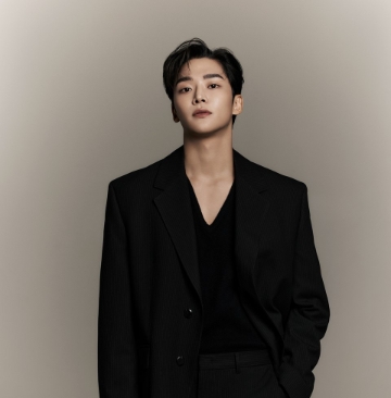 배우 로운, 출처: FNC엔터테인먼트