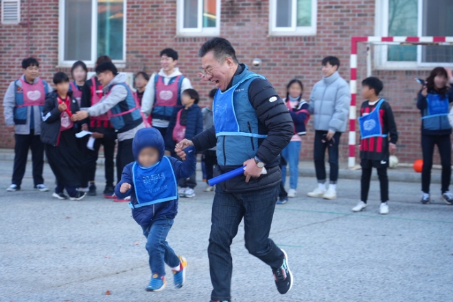 지난 10일 요셉의 집을 방문한 한국투자증권 임직원 봉사단이 원아들과 함께 체육대회를 진행하고 있다. / 사진=한국투자증권 제공
