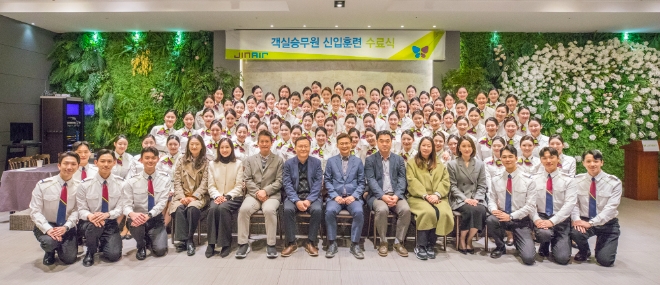 진에어는 지난 10일 서울 강서구에서 ‘2023년 하반기 1차 신입 객실승무원 수료식’을 진행했다고 13일 밝혔다. 사진은 지난 10일 진에어 객실승무원 신입훈련 수료식에 참석한 수료생들이 기념촬영을 하는 모습. (사진 = 진에어 제공)
