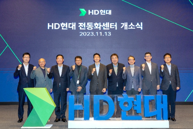 HD현대는 13일 경기도 성남시 HD현대 글로벌R&D센터(GRC)에서 ‘전동화센터’ 개소식을 가졌다. 정기선 HD현대 부회장(가운데)과 관계자들이 기념 촬영을 하고 있다. / 사진=HD현대 제공