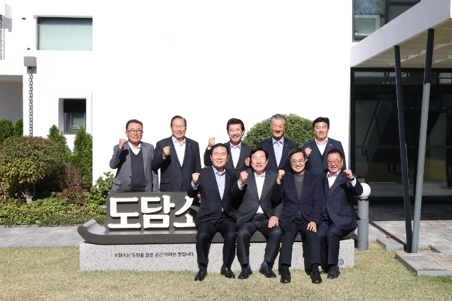 13일 오후 도담소에서 김동연 경기도지사, 김기문 중소기업중앙회장 및 지역 중소기업 대표 등이 간담회를 가진뒤 기념촬영을 하고 있다. (사진=경기도)