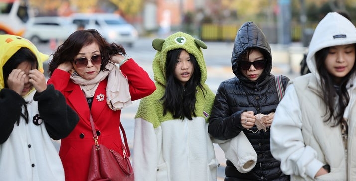 영하권 초겨울 날씨를 보인 지난 12일 서울 중구 청계광장을 찾은 외국인 관광객들이 추위에 몸을 움츠리고 이동하고 있다.