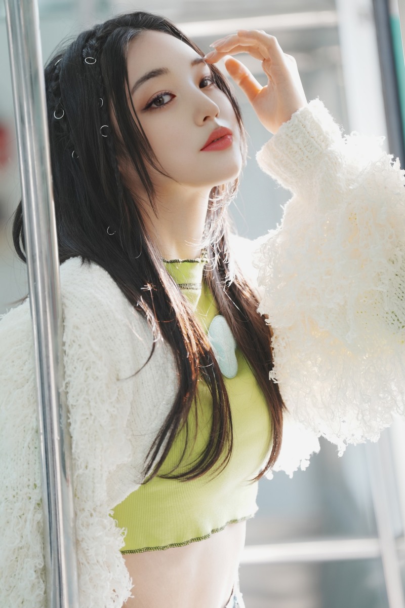 iii(아이아이아이), 두 번째 멤버 니콜 콘셉트 포토 공개…‘우아+청순’