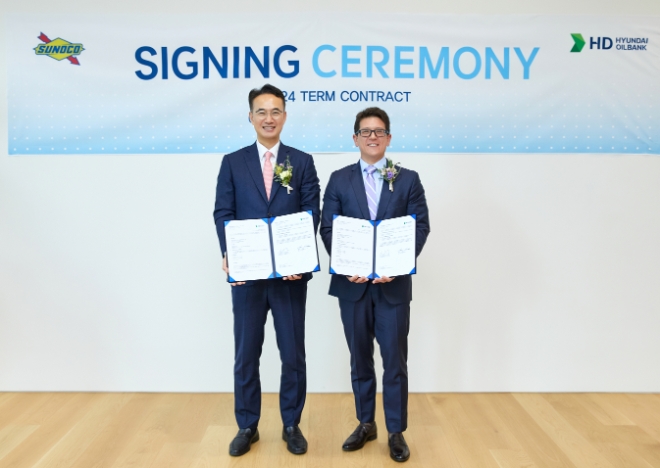 이승수 HD현대오일뱅크 글로벌사업본부장(왼쪽)과 Austin Harkness SUNOCO LP 최고상업책임자가 기념 촬영을 하고 있다. / 사진=HD현대오일뱅크 제공