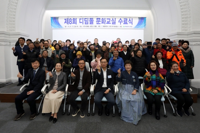 지난 13일 제8회 디딤돌 문화교실 수료식에 참석한 엄홍석 현대엔지니어링 커뮤니케이션실장(첫 줄 왼쪽에서 세 번째), 이수연 서울시 복지정책실장(첫 줄 왼쪽에서 네 번째) 등 관계자들과 쪽방 주민들이 기념 사진을 촬영하고 있다. / 사진=현대엔지니어링 제공