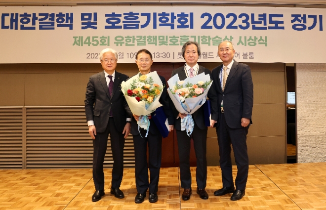 좌측부터 유한양행 조욱제 사장, 어수택 교수, 정기석 교수, 유철규 교수 / 사진=유한양행 제공