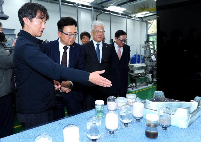 박경일 SK에코플랜트 사장(왼쪽 두 번째)과 이평구 한국지질자원연구원 원장(왼쪽 세 번째)이 배터리 재활용 기술시험장을 둘러보고 있다. / 사진=SK에코플랜트 제공