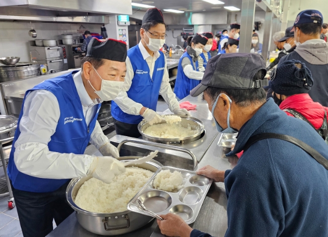 삼성은 14일 삼성전자 화성 부품연구동(DSR)에서 ‘2023 하반기 나눔의 날’ 행사를 열었다고 밝혔다. 사진은 한종희 삼성전자 부회장(왼쪽) 등 삼성전자 임직원들이 지난 6일 경기 성남시 사회복지 기관 '안나의 집'에서 노숙자 대상 배식 봉사에 참여하고 있는 모습. (사진 = 삼성 제공)