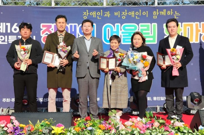이상일 용인시장(왼쪽에서 세번째)이 14일 마평동 용인실내체육관 일원에서 열린 '제16회 장애인 어울림한마당'에서 장애 인식개선과 장애인의 복지증진을 위해 봉사를 해온 시민 5명을 표창하고 기념촬영을 하고 있다.(사진=용인시)