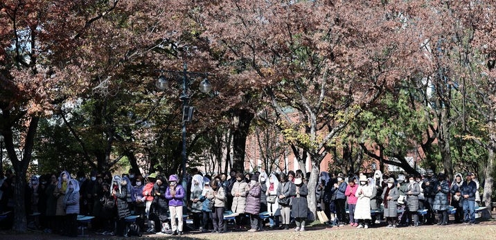 2024학년도 대학수학능력시험을 이틀 앞둔 14일 대구 중구 천주교 대구대교구청 성모당에서 열린 '수험생 응원 미사'에 참석한 수험생 학부모들이 수능 고득점을 기원하는 기도를 하고 있다.