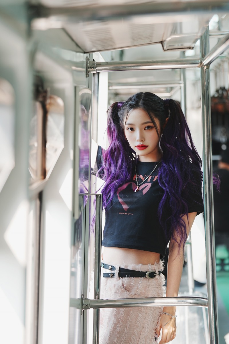 iii(아이아이아이), 세 번째 멤버 아라 공개…'큐티+우아' 매력 물씬