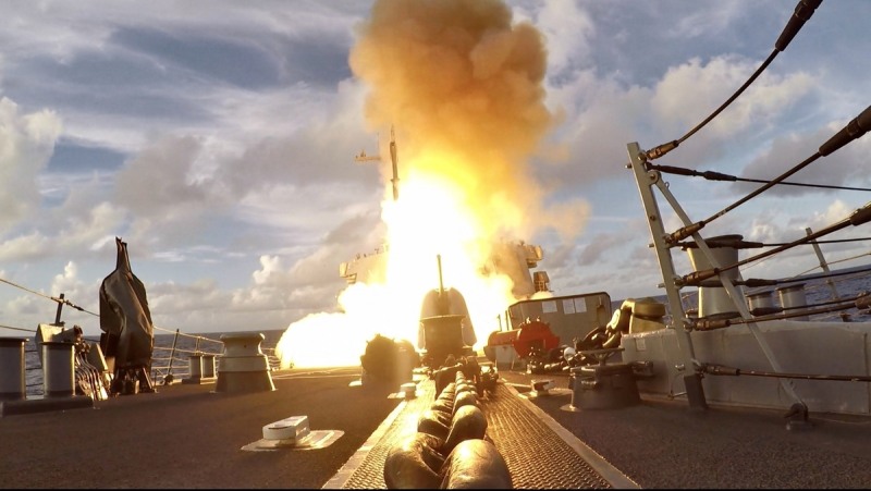 미해군 구축함의 SM-6 미사일 시험발사(미 국방영상정보배포서비스 제공)