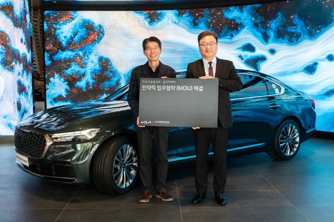 권혁호 기아 국내사업본부장(부사장, 왼쪽)와 박종호 한국타이어 한국사업본부장이 K9 인증중고차 앞에서 기념촬영을 하고 있다. / 사진=기아 제공