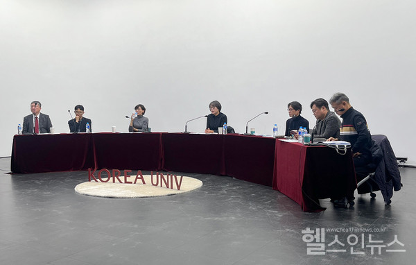 10일(금)고려대학교미디어관SBS스튜디오에서진행된자살예방토론회에서패널들이의견을밝히고있다.