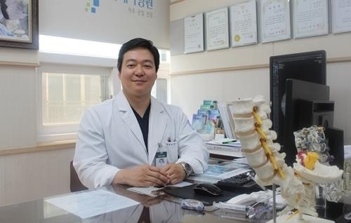 청소년기 '거북목증후군'...조기치료 및 예방이 중요