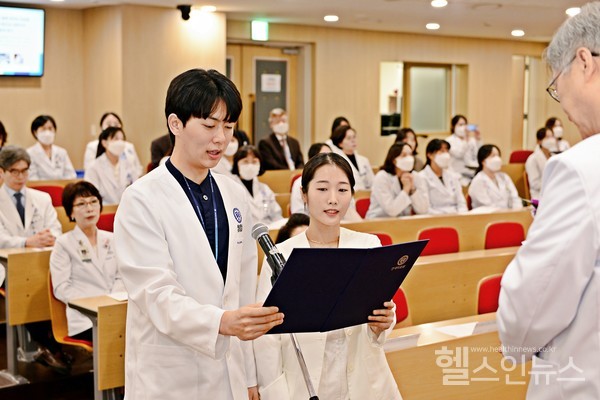 연세암병원교직원대표가비전선언문을발표하고있다