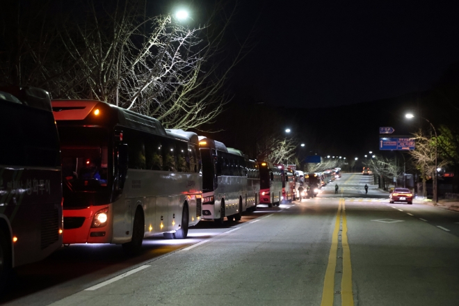 지난 12일 대구스타디움에서 열린 신천지 12지파 시온기독교선교센터 114기 수료식에는 관광버스 2200여대가 10만여 명의 수료생과 축하객을 수송했다. 사진은 지난 12일 새벽 경기도 과천에서 수료식에 참석한 수료생들을 태우기 위해 늘어선 관광버스들의 행렬. (사진 = 신천지예수교회 제공)