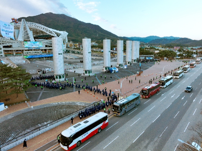 지난 12일 대구스타디움에서 열린 신천지 12지파 시온기독교선교센터 114기 수료식에는 관광버스 2200여대가 10만여 명의 수료생과 축하객을 수송했다. 버스 길이만 해도 남산서울타워 약 107개 높이를 합친 것과 같고, 이 버스들의 총 이동 거리를 합산하면 105만km가 넘는다. 지구 26바퀴를 돌고도 남는 거리다. 사진은 버스에서 내린 수료생들이 질서정연하게 행사장인 대구스타디움으로 이동하는 모습. (사진 = 신천지예수교회 제공)