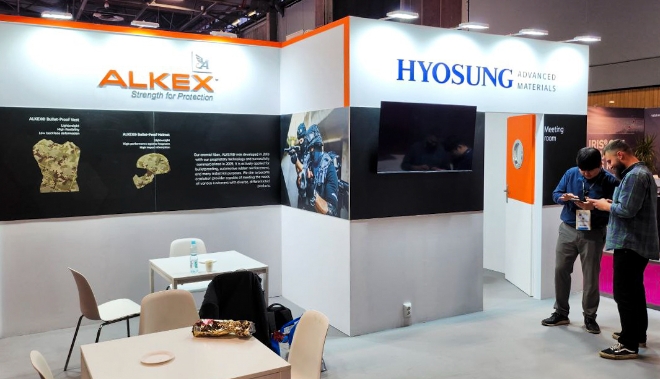 효성첨단소재는 지난 14일부터 오는 17일까지 프랑스 파리에서 열리는 ‘밀리폴 파리 2023’ 전시회에 참가해 자체 아라미드 섬유 브랜드 ‘알켁스(ALKEX®)’ 세일즈에 나섰다고 15일 밝혔다. 사진은  ‘밀리폴 파리 2023’ 전시회에 설치된 ‘알켁스’ 홍보 부스의 모습. (사진 = 효성 제공)