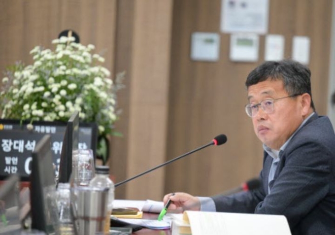 경기도의회 농정해양위원회 장대석 의원이 15일 경기도에 대한 행정사무감사에서 질의하고 있다.(사진=경기도의회)