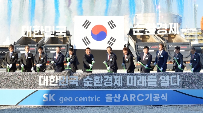(왼쪽 여섯 번째부터) 나경수 SK지오센트릭 사장, 김두겸 울산광역시장, 한덕수 국무총리, 김준 SK이노베이션 부회장, 박성민 국회의원이 15일 ‘울산 ARC 기공식’의 첫 시작을 알리는 세리머니를 하고 있다. / 사진=SK이노베이션 제공