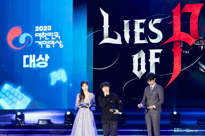 네오위즈 라운드8스튜디오 최지원 'P의 거짓' 총괄 디렉터가 16일 부산 벡스코 컨벤션홀에서 열린 '2023 대한민국 게임대상' 시상식서 최고 영예인 대상을 수상한 뒤 소감을 밝히고 있다.