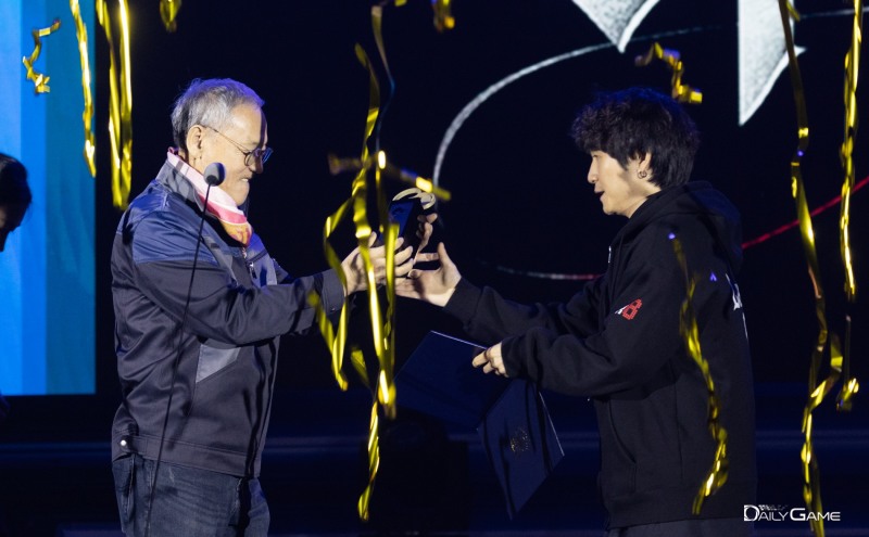 15일 부산 벡스코에서 진행된 '2023 대한민국 게임대상'에서 'P의 거짓' 최지원 PD가 대상을 수상하고 있다.