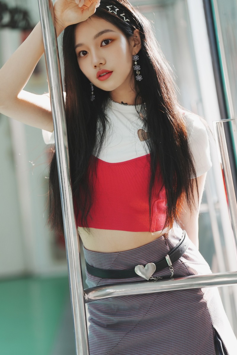 iii(아이아이아이), 네 번째 멤버 얀 공개… '분위기 메이커+리드 보컬'