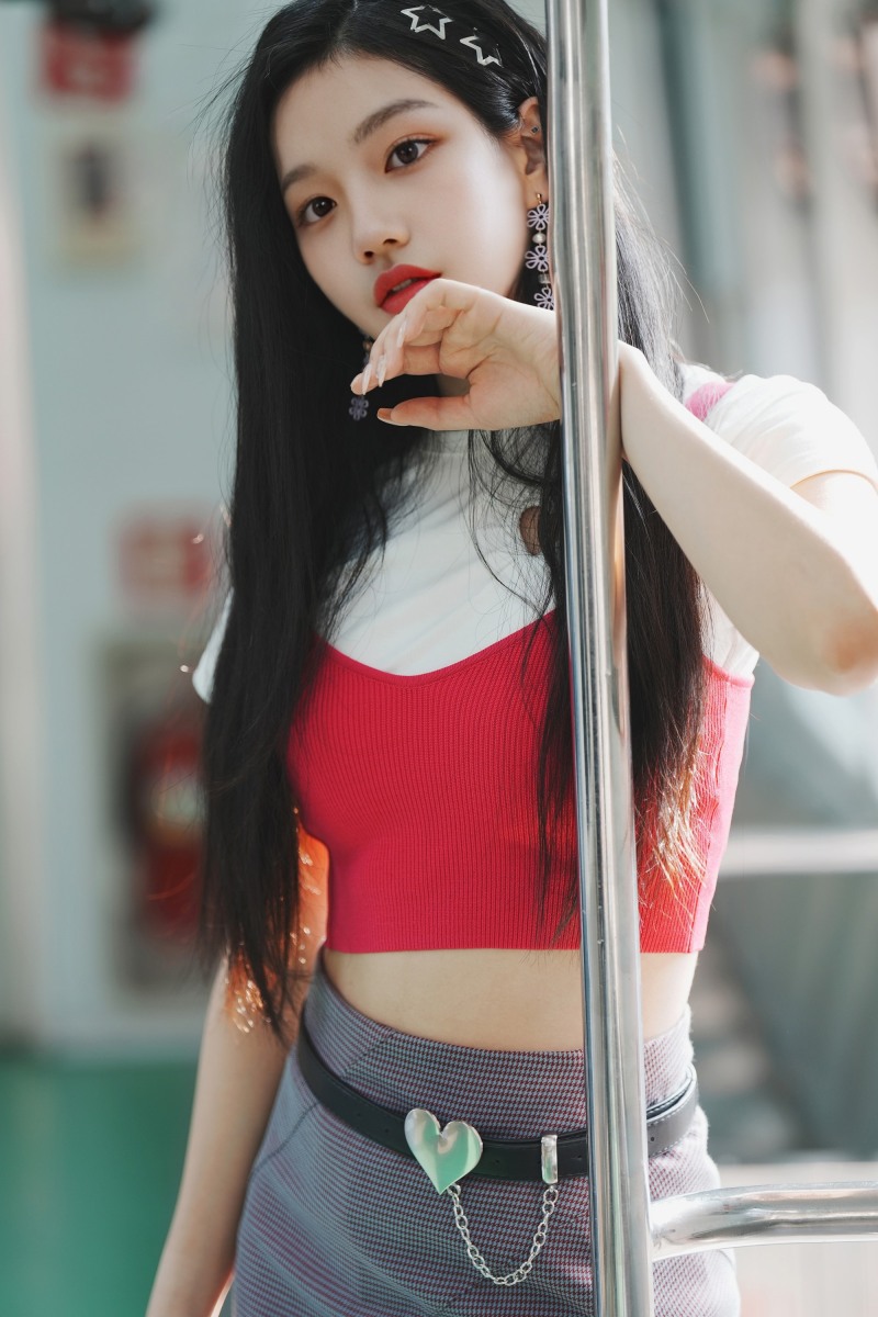 iii(아이아이아이), 네 번째 멤버 얀 공개… '분위기 메이커+리드 보컬'