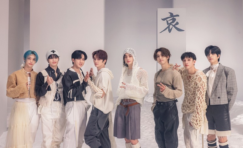 스트레이 키즈, '락 (樂)' 월드와이드 인기 힘입어 뮤직비디오 비하인드 컷 공개…‘웅장한 스케일+짜릿 퍼포먼스’
