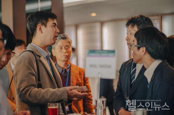 ‘K-BIC벤처카페’참가자가자유로운분위기에서상담하고있다.