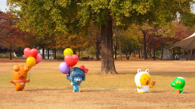 카카오는 오는 30일까지 서울숲에서 세 번째 카카오프렌즈 오프라인 시티투어 캠페인을 진행한다고 16일 밝혔다. 사진은 서울숲에 마련된 리틀 카카오프렌즈 조형물 4종의 모습. (사진 = 카카오 제공)