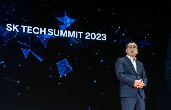 SK텔레콤(SKT)은 SK그룹 17개사가 준비한 192개 기술을 선보이는 ‘SK 테크 서밋 2023’을 16일부터 17일까지 양일간 서울시 강남구 코엑스에서 개최한다고 밝혔다. 사진은 유영상 SK그룹 ICT 위원장이 개회사를 하고 있는 모습. (사진 = SKT 제공)