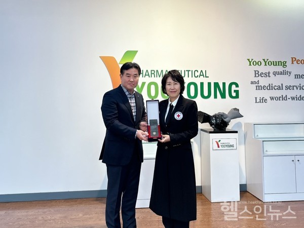 (왼쪽부터)유영제약생산본부이성구상무,대한적십자사충북혈액원허혜숙원장(유영제약제공)