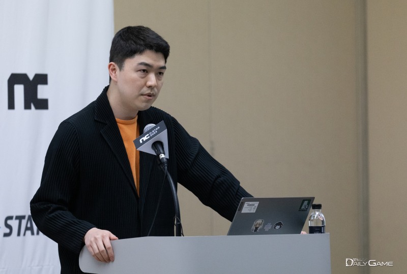 게임을 소개하는 엔씨소프트 김민성 기획팀장.