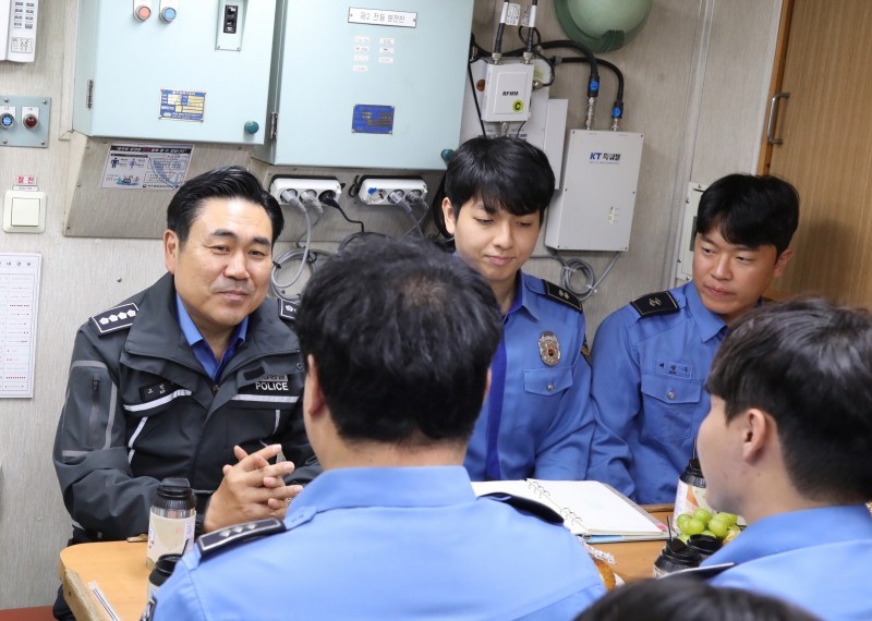 소형 경비정에서 진행하는 소통 간담회 (사진제공 = 여수해양경찰)