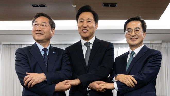 유정복 인천시장(왼쪽부터), 오세훈 서울시장, 김동연 경기도지사가 16일 오후 서울 중구 프레스센터에서 열린 서울시장·경기도지사·인천시장 3자 회담에 앞서 기념촬영 하고 있다.(사진=뉴시스)